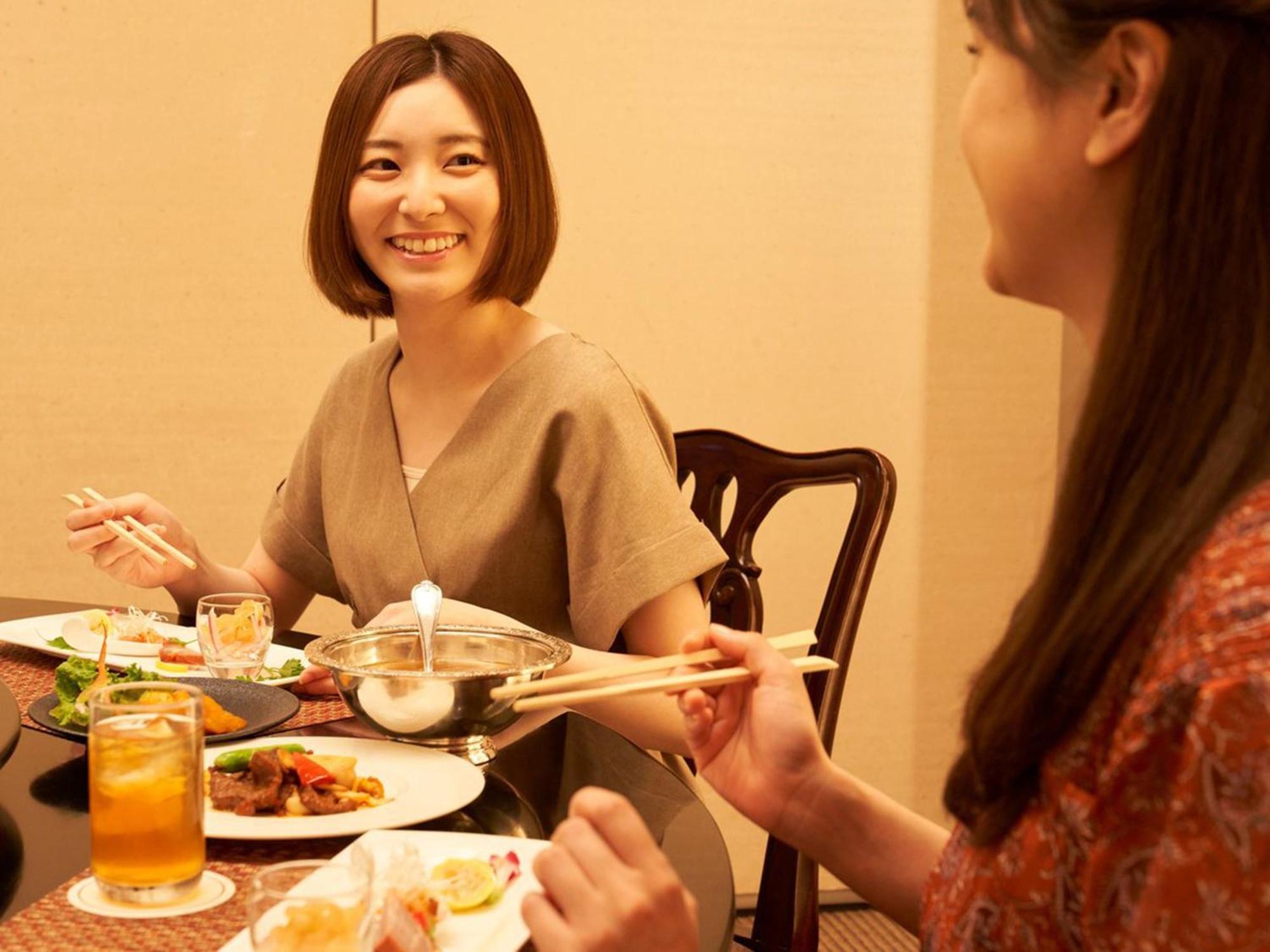 Sapporo Prince Hotel Exteriér fotografie Japanese women eating with chopsticks