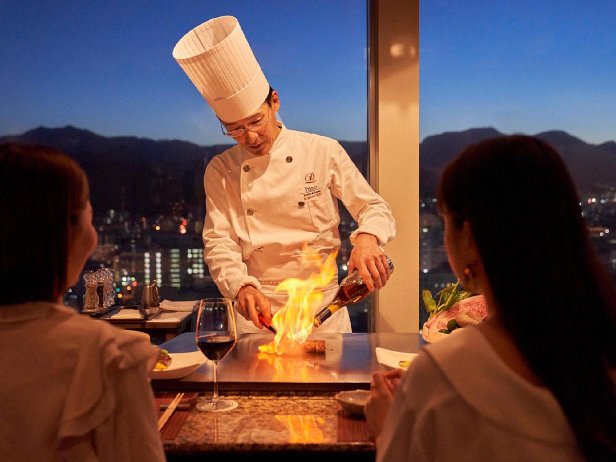Sapporo Prince Hotel Exteriér fotografie A chef cooking at the restaurant
