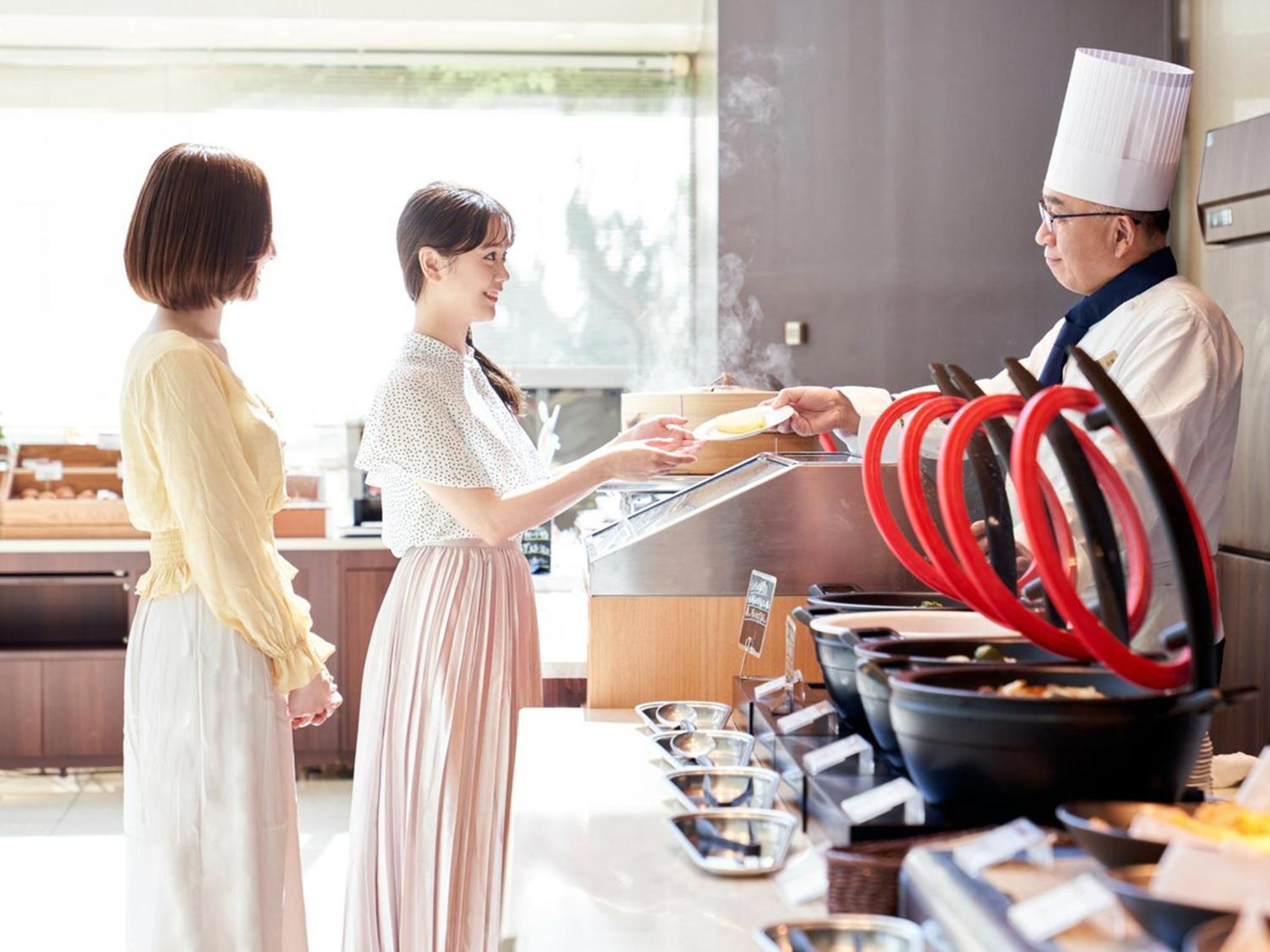 Sapporo Prince Hotel Exteriér fotografie A chef serving food to guests